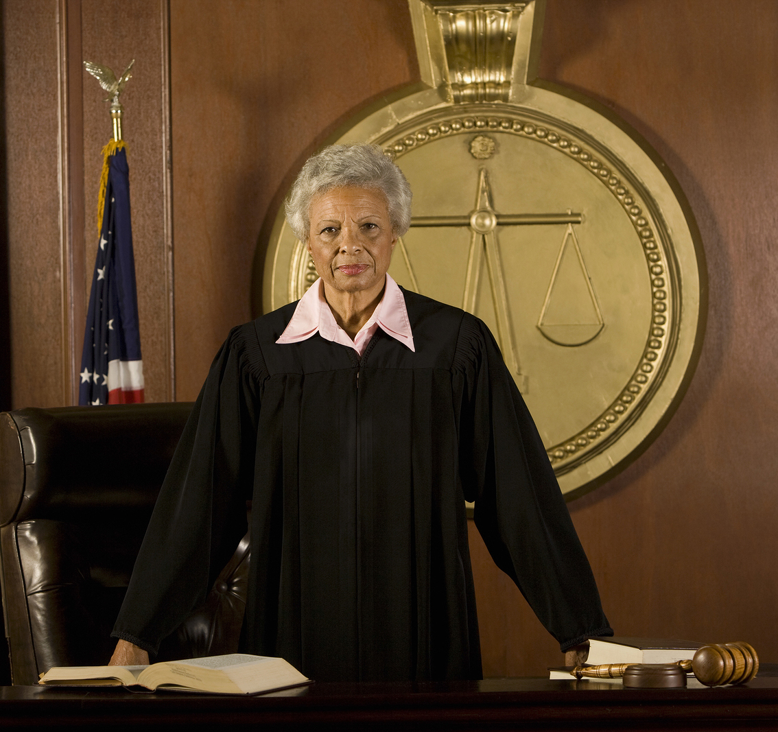Судья в мантии фото женщина